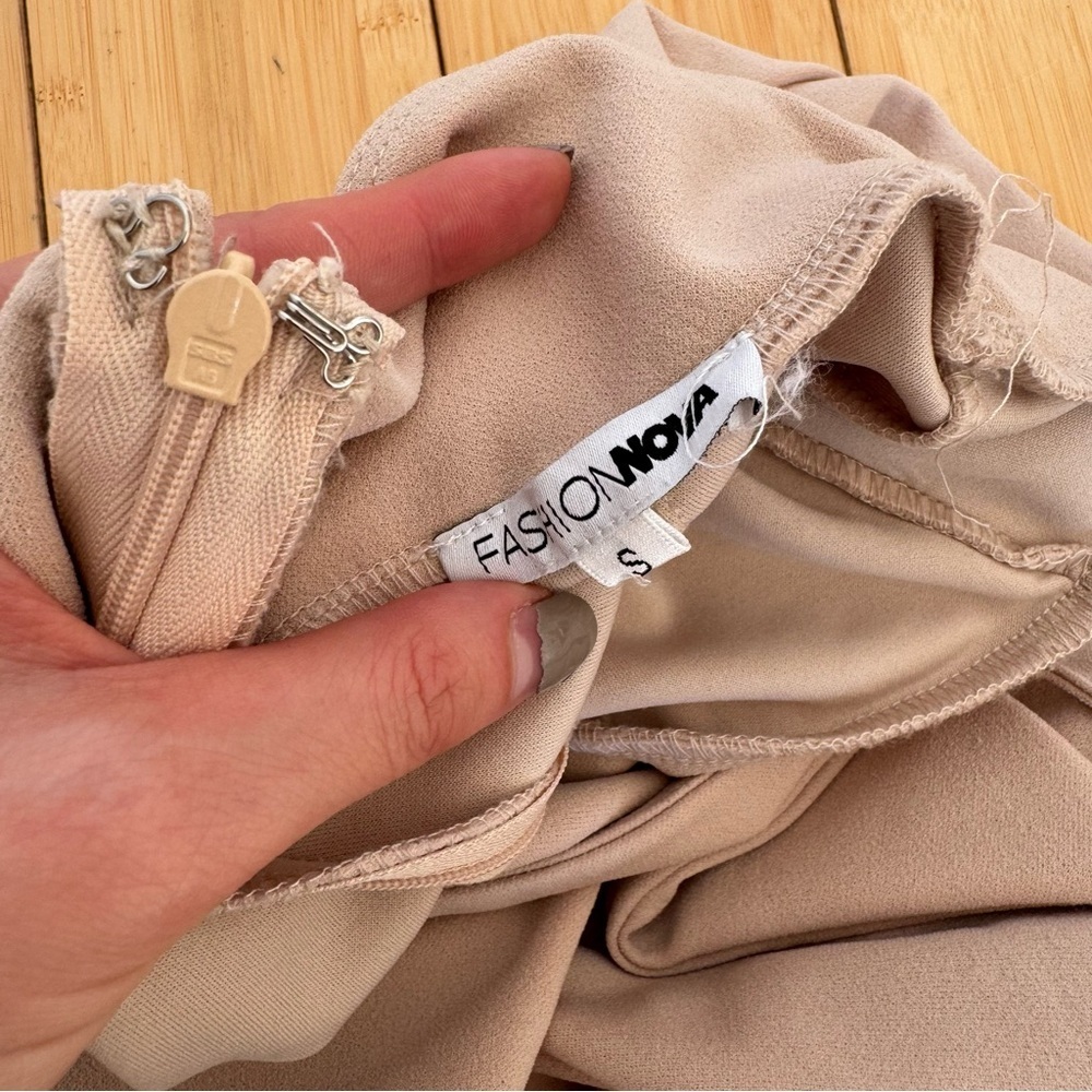 Fashion Nova Office Crush Wide Leg Pant in Taupe and Size Small - Picture 6 of 6